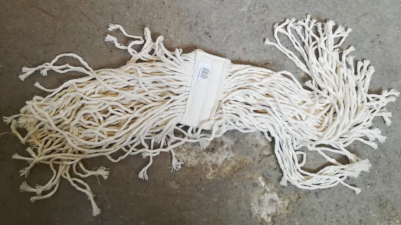 <p>Photo 1. All-cotton mop.</p>