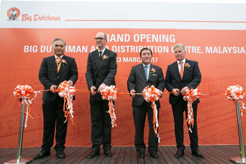 (from left to right) Kok Fatt Chin, Joint Manager Director BD Asia, Big Dutchman CEO Bernd Meerpohl, Yang Berhormat Dato&rsquo;Seri Ong Ka Chuan, Second Minister for International Trade and Industry in Malaysia, as well as Jan Hofstede, President of BD Asia, cut the orange-coloured ribbon, thus officially handing over the new halls and offices.
