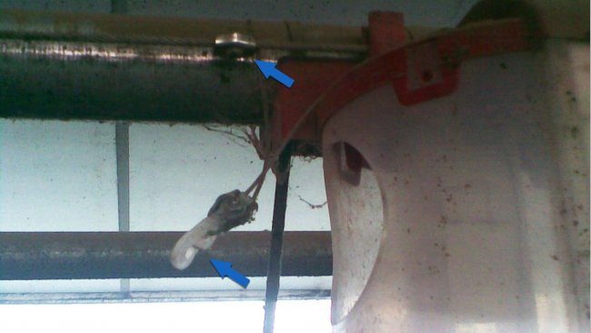 The general cable has an eye bolt that acts as a stopper. The dispenser has a hook fastened to the cable. This hook allows for an easy disconnection.