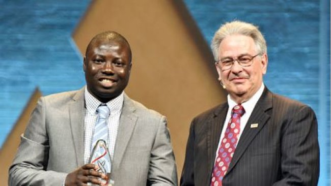 Saheed Salami, representing the University of Catania in Italy, accepts the graduate award at the Alltech Young Scientist program during ONE: The Alltech Ideas Conference 2018. 