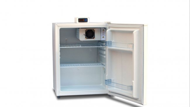 Figure 1: Storage unit with an outer temperature-display, and open shelvings (wire racks) to allow air circulation.
