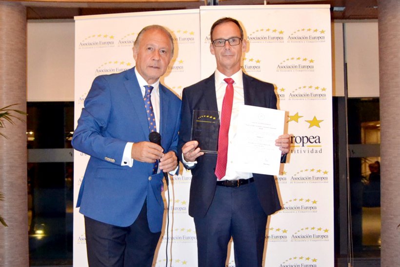 Manuel Navarro, responsible for Magapor Administration and Finance, receives AEDEEC award.
