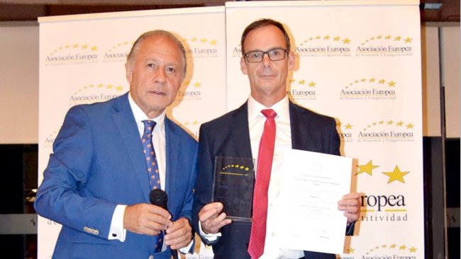 Manuel Navarro, responsible for Magapor Administration and Finance, receives AEDEEC award.