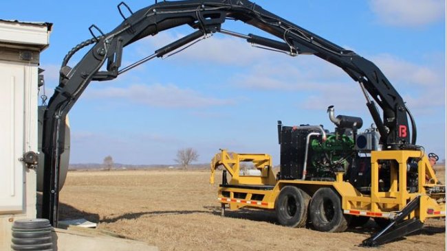 Left: Full Throttle Series 1,000 Gallon Trailer. Right: Full Throttle High Reach Outlaw