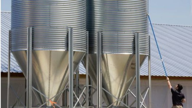 Hog Slat’s Bin Stik easily notes the noise difference between empty and filled ridges of the bin, quickly revealing internal feed bin content levels from the ground