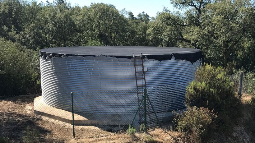 A water storage and distribution tank properly dimensioned and covered is basic in any pig farm.
