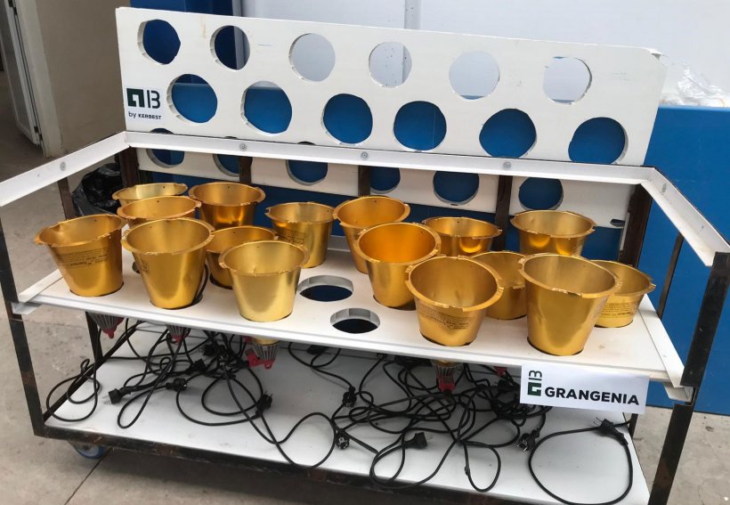 Picture 1: Cart designed for drying and storage of heating lamps from farrowing units (photo courtesy of Grangenia)
