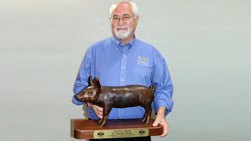 Dr Steven Hen&nbsp; ry, recipient of the AASV Foundation Heritage Award
