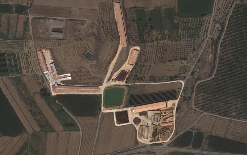 Picture 1. Aerial view of the different buildings that integrate the farm.

