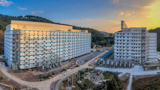 Photo 8: Distribution of feed from the ground floor to each of the floors.