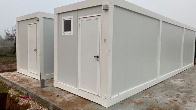 Picture 1: Example of prefabricated rooms at the outer perimeter of a farm,&nbsp;prior to accessing the area surrounding the production buildings (photo courtesy of Ramaderies Miquel&oacute;).
