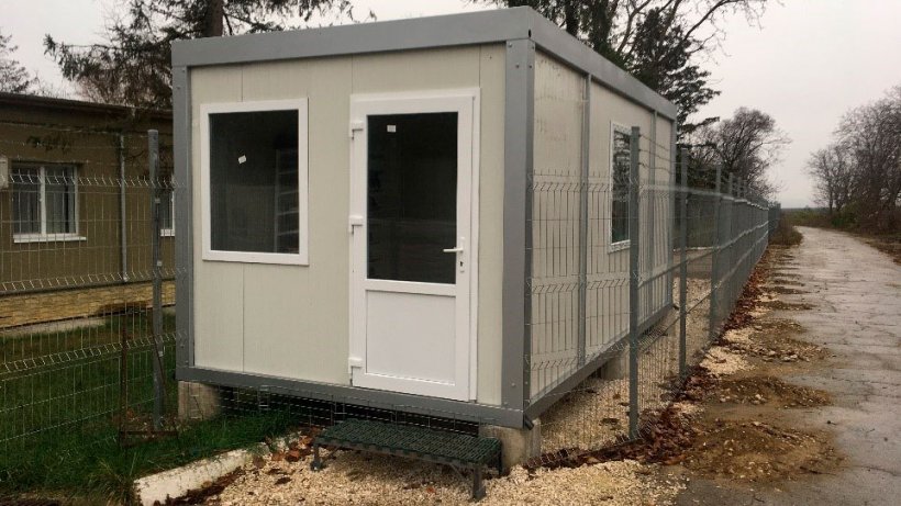 Picture 2: Example of a prefabricated room at the entrance of a farm (photo courtesy of PJ Corns).

