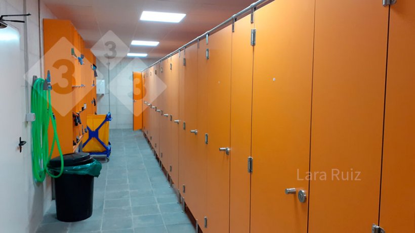 Photo 4. Changing rooms with individual spaces. They provide the necessary privacy for changing without having to make separate changing rooms for men and women. Photo provided by Lara Ruiz.
