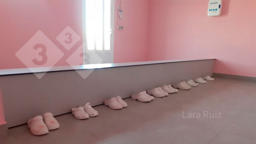 Photo 3. It is important that this area be&nbsp;large, because on big&nbsp;farms more than 10 people could enter here at the same time. The ideal dimensions of this bench are 60 cm wide by 40 cm high. &nbsp;After the bench, the staff puts on slip-on shoes&nbsp;that will be used in the changing room. Photo courtesy of Lara Ruiz.
