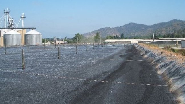 Slurry lagoon before and after being covered to prevent NH3 emissions and recover CH4 for energy use. Photos by the author (left) and by Agrícola AASA, Chile (right).