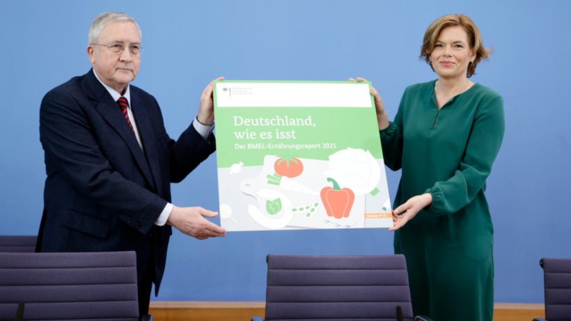 Federal Minister Julia Kl&ouml;ckner and Professor Manfred G&uuml;llner (Forsa) at the presentation of the BMEL Nutrition Report 2021 on May 19, 2021 in Berlin. Source: BMEL.
