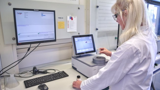 NIR analytics of feed raw materials in the Evonik lab in Hanau.