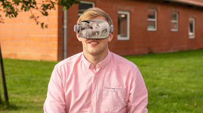 Virtual reality glasses were used for the virtual farm tour (in addition to the option of following a tour using a tablet) Photo: Ludger B&uuml;tfering.
