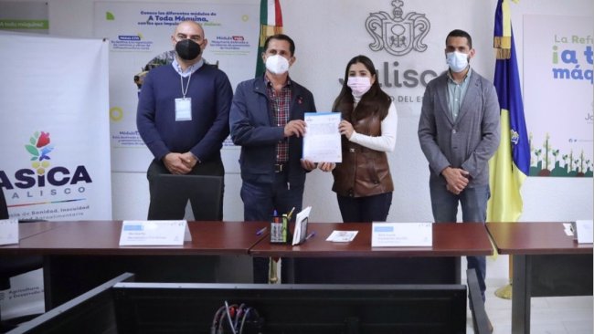 The signing of the agreement between ASICA, SADER Jalisco, and URPJ.