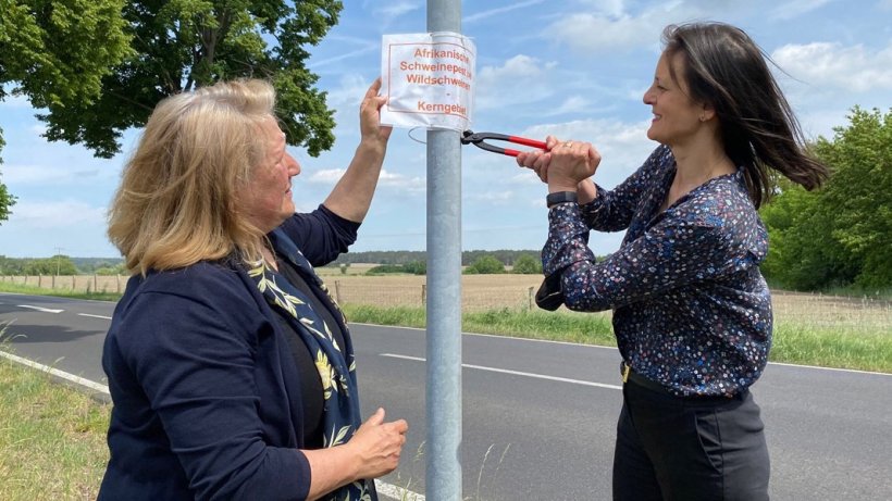 Petra Senger and Anna Heyer-Stuffer remove a sign from the central area.