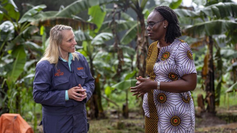 Kristin Peck, Chief Executive Officer, Zoetis, meets Annette Keto, Owner of Sebbi Farms in Uganda, to discuss the successes of the A.L.P.H.A. initiative.

