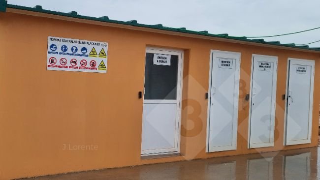 Figure 4. Reception area with separation of areas. Doors: Farm entrance, semen reception, reception of products requiring refrigeration, and general reception of medications.
