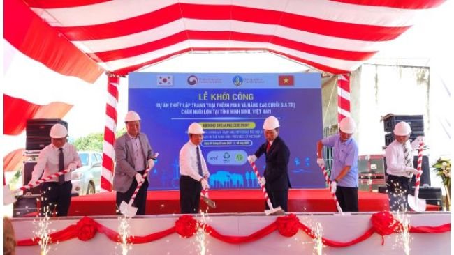 Deputy Minister Phung Duc Tien, leader of Ninh Binh Provincial People's Committee and delegates held the ground-breaking ceremony to build a smart pig farm.