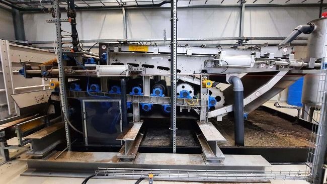 The digestate is dewatered in a belt press. The solids with a dry matter content of around 30 percent are used or sold by users as fertilizer, compost, animal bedding or as a biogas substrate.