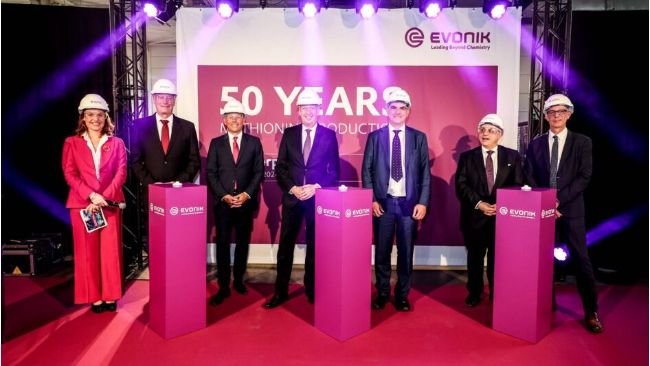 From left to right: Dorien Leyers, event moderator; Norbert Steier, Head of Production and Technology of Animal Nutrition business line, Evonik Operations GmbH; Thomas Wessel, Chief Human Resources Officer and Labor Director, Evonik Industries AG; Johann-Caspar Gammelin, Member of the Executive Board, Evonik Operations GmbH, and President Nutrition & Care; Johan Klaps, Port Alderman of Antwerp; Dr. Gaetano Blanda, Senior Vice President and Head of Animal Nutrition business line, Evonik Operations GmbH; Ivan Pelgrims, General Manager, Evonik Antwerpen NV.