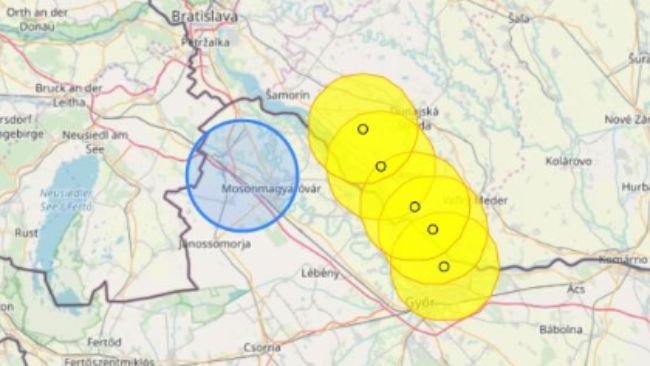 Location of the 5 previously reported outbreaks (4 in Slovakia and 1 in Hungary), with the restriction zones (in yellow) and the most recently reported outbreak in Hungary (in blue). Source: Spanish Ministry of Agriculture, Fisheries and Food.