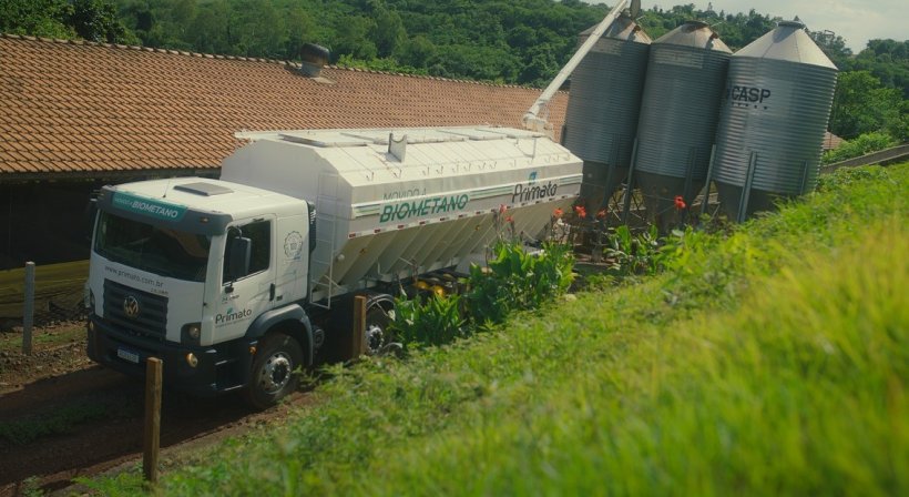 Feed delivery truck powered by biomethane produced at the biogas plant as part of the Suíno Verde project.