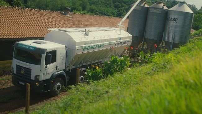 Feed delivery truck powered by biomethane produced at the biogas plant as part of the Suíno Verde project.