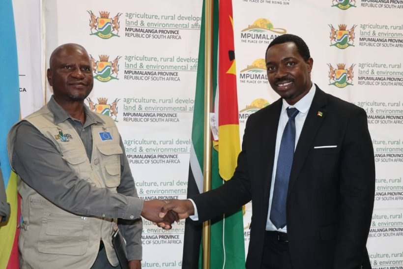 Minister Tshawuka shakes hands with Mozambique’s Dr Abel Gonçalo Chilundo.
Photocredit: agribusinessmedia.