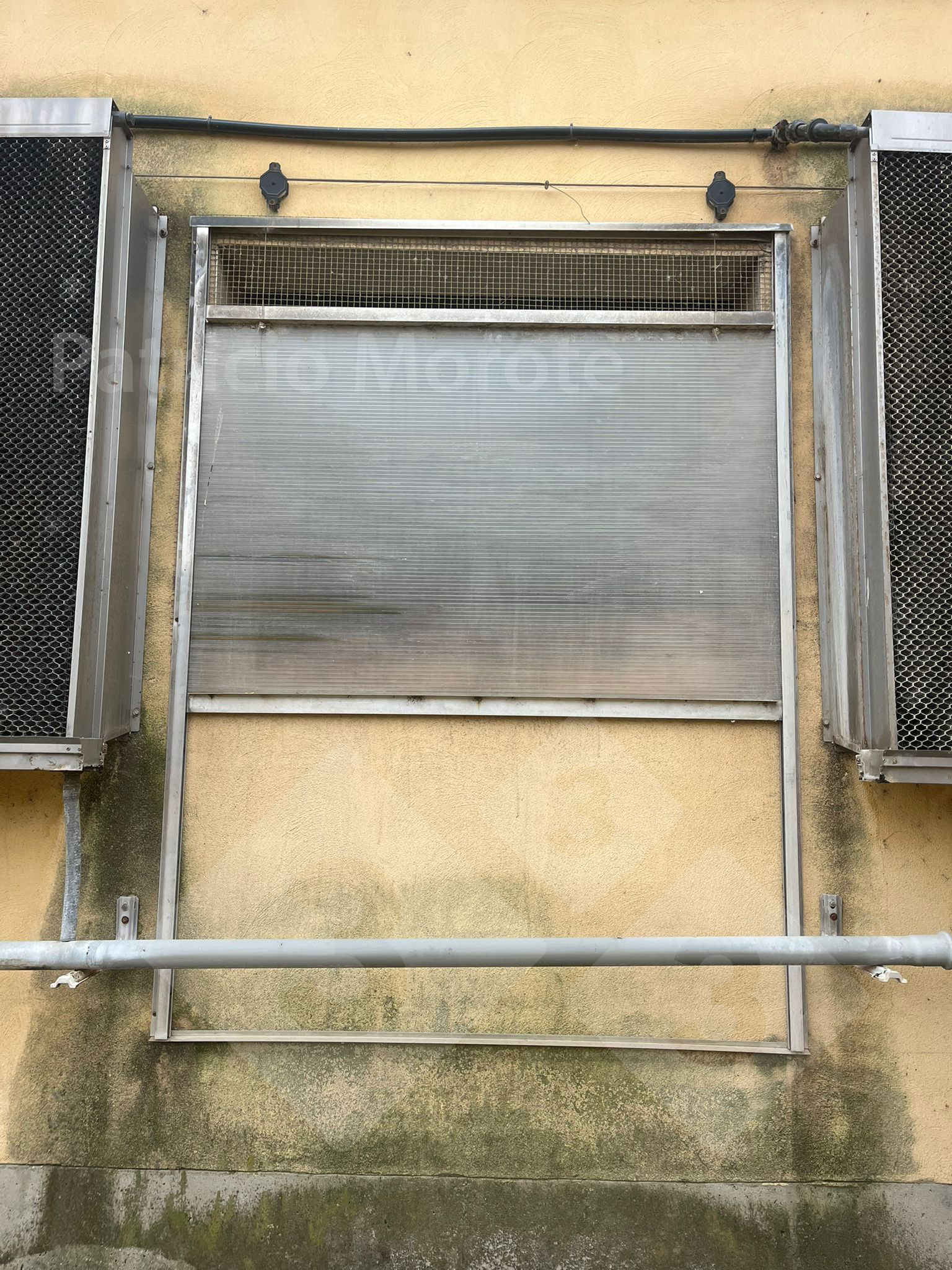 <p>Photo 3. Check the condition of windows and cables.</p>