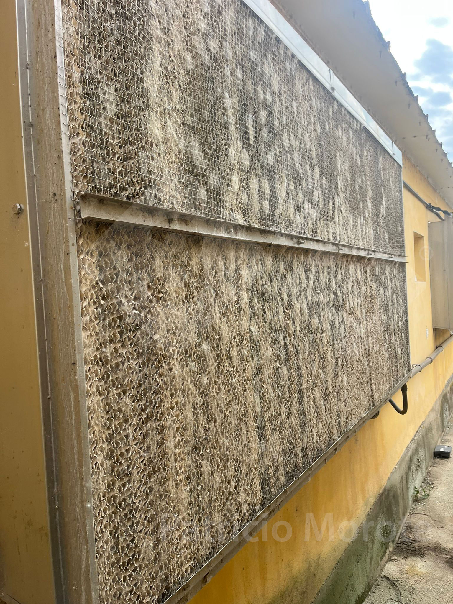 <p>Photo 2. Obstructed cooling panel.</p>