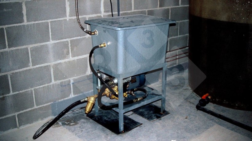 Figure 1. Tank appropriate for medicating in a warehouse with a pressure pump.
