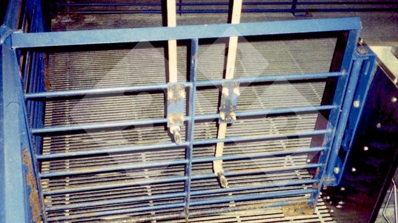 Figure 10.&nbsp;Adjusting the height of the drinker.
