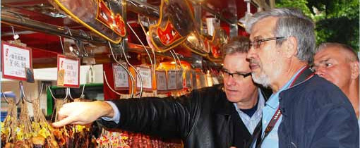 USMEF Asia-Pacific VP Joel Haggard (left) guides soybean producers Bill Raben (center) and Bob Derr through a wet market in Guangzhou, China 