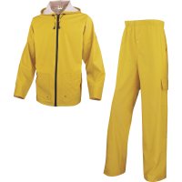 Rain jacket and trousers. Mixed polyurethane-coated polyester support. Rain jacket and trousers. Mixed polyurethane-coated polyester support.